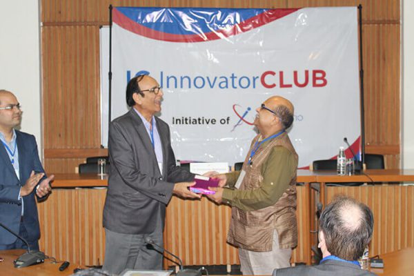 Dr-VK-Singh-presenting-a-token-of-appreciation-to-Dr-Shirshendu-Mukherjee-at-IC-InnovatorCLUB-second-meeting