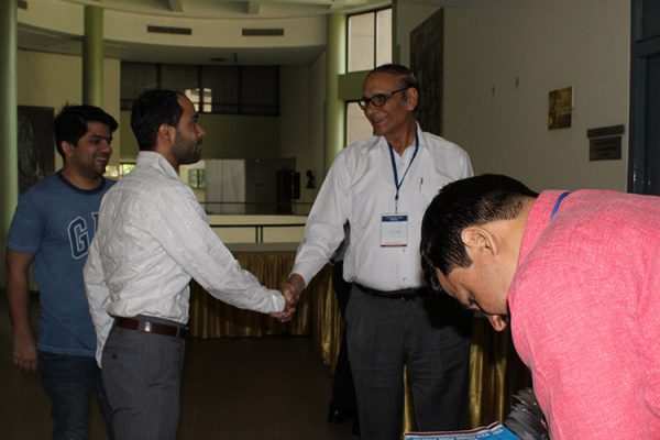 2. Areez Malik shaking hands with Dr. V K Singh at IC InnovatorsClub 4th Meeting