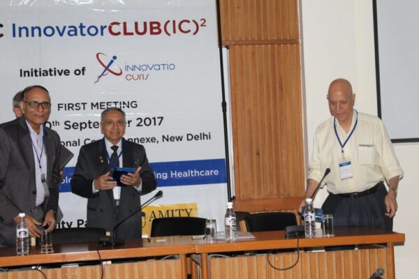 Dr-Ajit-K-Nagpal-receives-memento-from-Dr-VK-Singh-1024x683