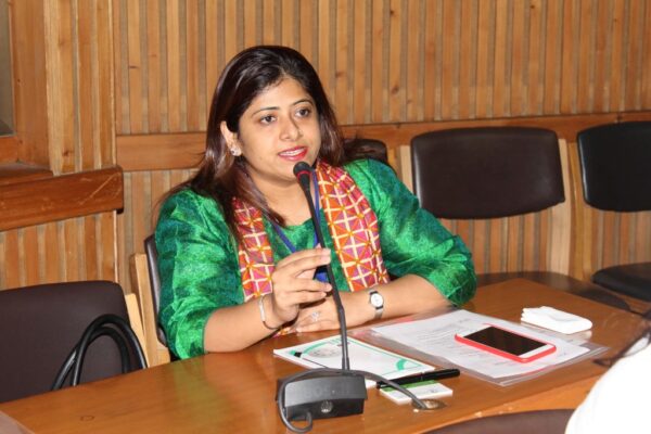 Ms-Prarthana-Gandhi-introduces-herself-to-the-members-of-IC-Innovators-Club-1024x683